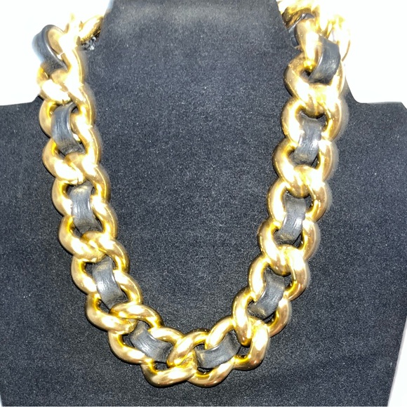 Chanel-like Vintage Gold-tone & Faux Leather Bold Choker Necklace - Picture 7 of 8